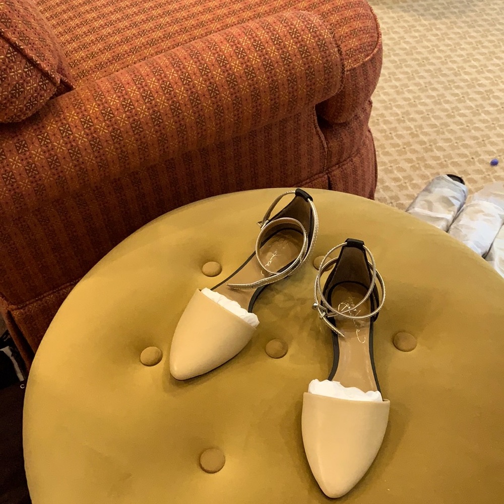 Women’s Fall flats, two-toned with silver strap and silver-lined outer heel.